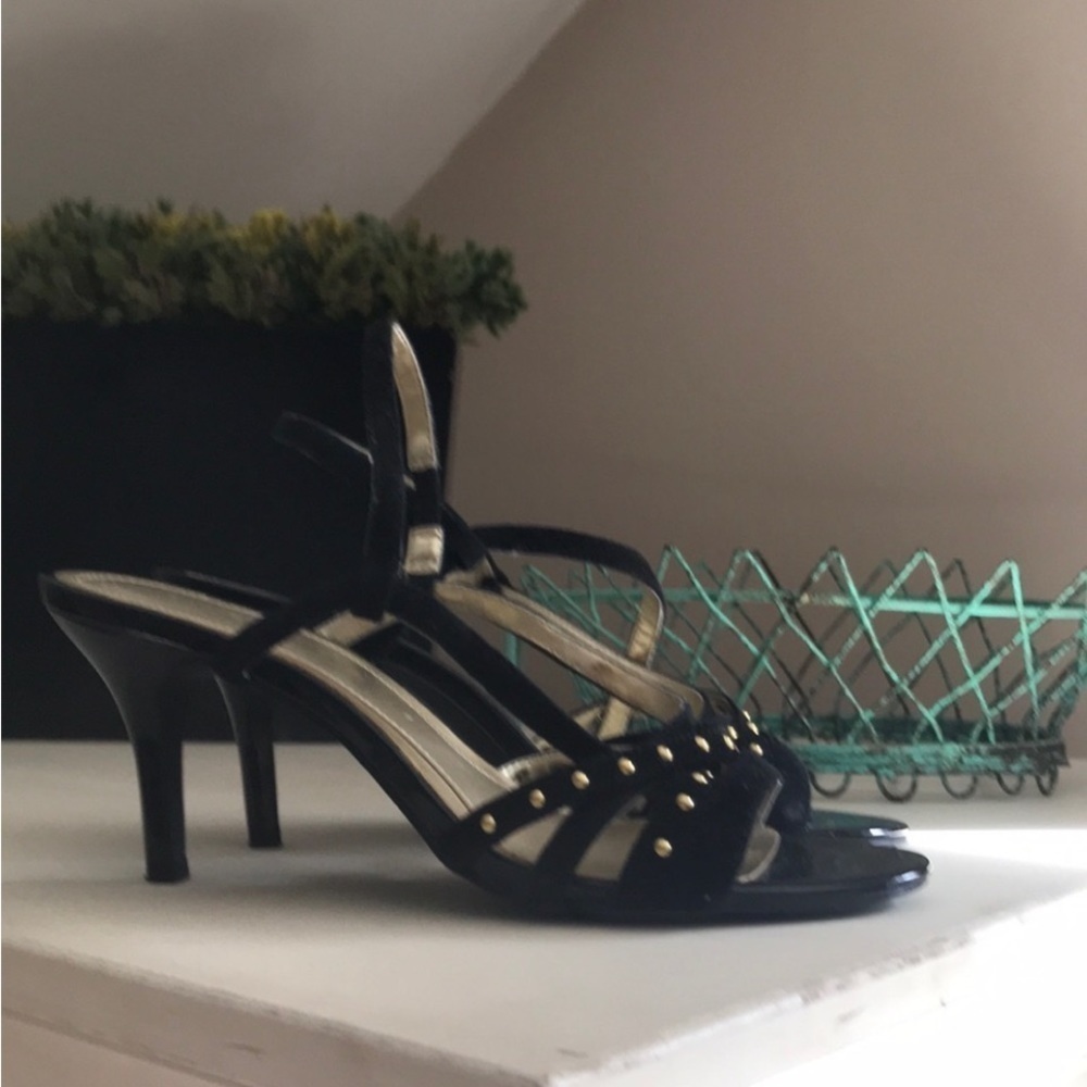 Bandolino Size 8 Black Velvet w/Gold Accents Strappy Kitten Heel Dress Shoes - Picture 6 of 7